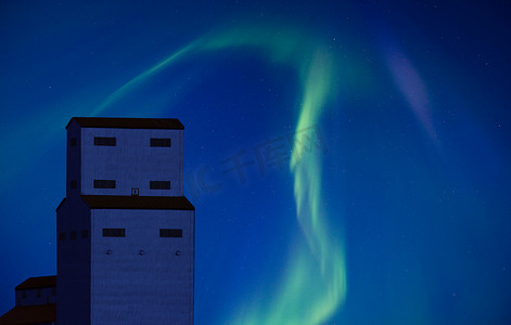 大气粒子摄影照片_北极光和谷物升降机