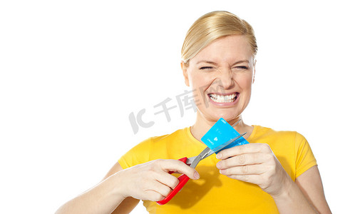 女人一边剪信用卡一边磨牙