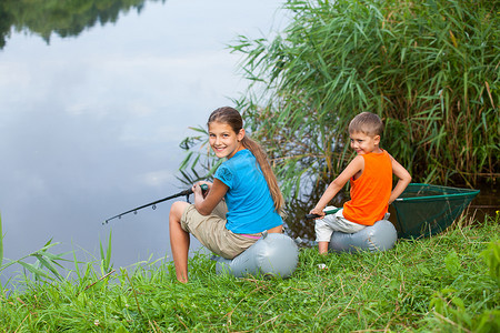 孩子们钓鱼