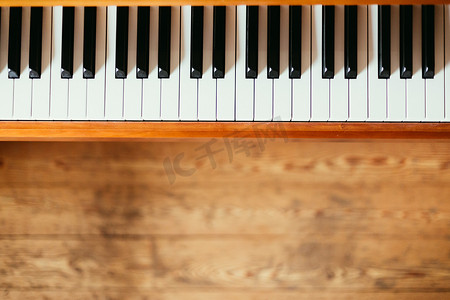 老式木制钢琴。