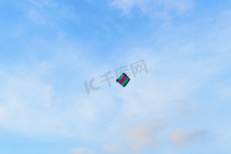 风筝玩具摄影照片_风筝在天上飞。