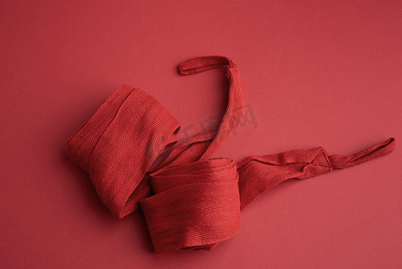 弹性压缩摄影照片_一对纺织红色绷带，用于在赛前缠绕运动员的手