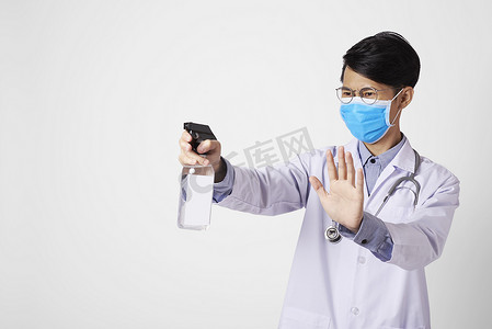 毒雾摄影照片_亚洲医生使用喷雾酒精清洁来保护抗病毒细菌。