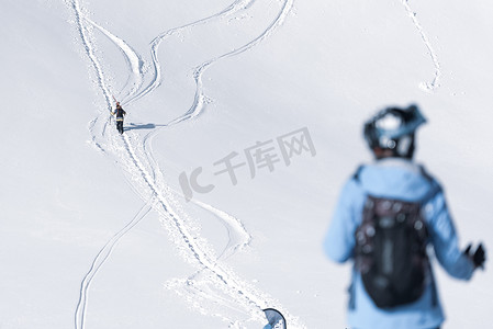 和世界一起说爱你摄影照片_2021 年冬天，滑雪者在安道尔 Ordino Alcalis 举行的 2021 年自由滑雪世界巡回赛第 2 步比赛中。