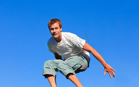 一个快乐的人在户外空中跳跃的肖像