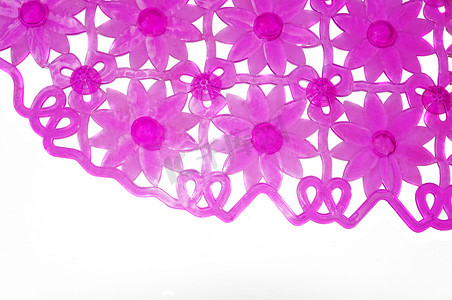 以花卉图案为背景的紫色浴缸垫