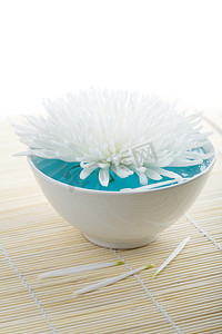 白色的花朵漂浮在碗中。