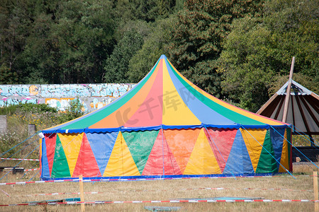 马戏团帐篷摄影照片_公园里五颜六色的马戏团帐篷，带张力电缆