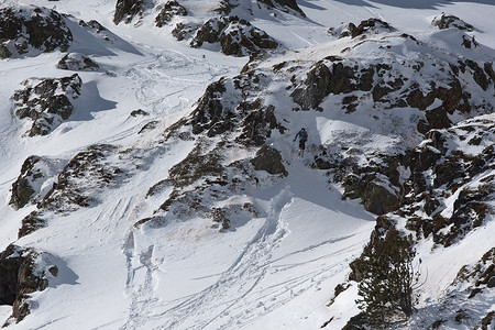 2021 年冬天，滑雪者在安道尔 Ordino Alcalis 举行的 2021 年自由滑雪世界巡回赛第 2 步比赛中。