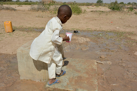 喝小孩摄影照片_非洲小孩