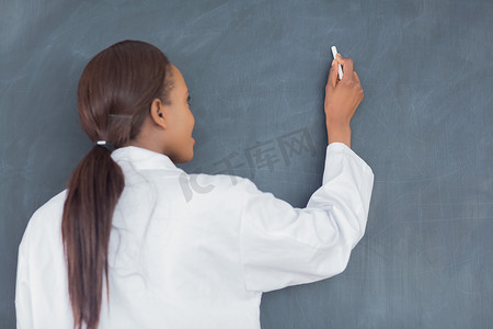 老师在黑板上写字时微笑