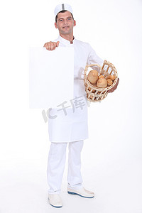 展示一张空白海报的面包师。