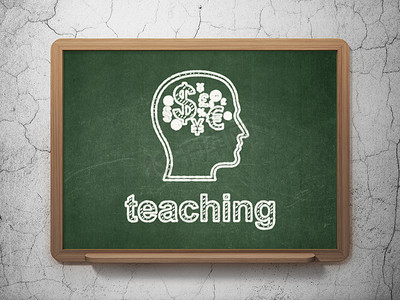 教育理念： 头与金融符号和黑板背景上的教学
