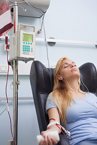 女人坐着接受献血