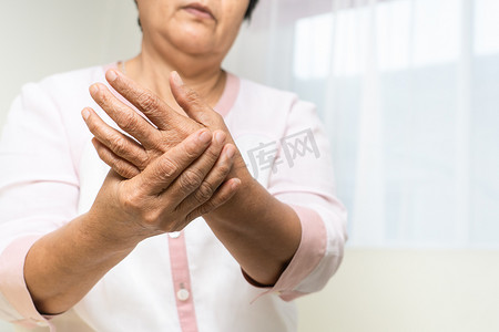 老妇手腕手痛，高级康斯的医疗保健问题