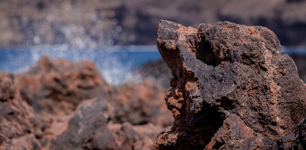 背景为大海的黑色火山岩