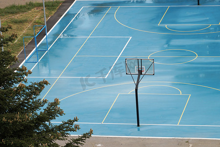 篮球场摄影照片_居民区篮球场被雨淋湿