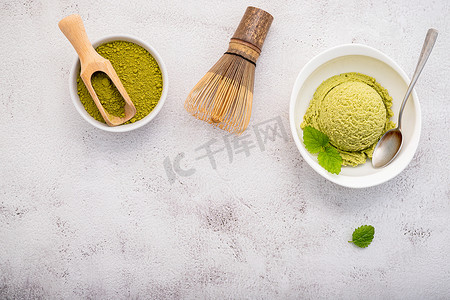 球冰淇淋摄影照片_抹茶绿茶冰淇淋与抹茶刷设置 whi