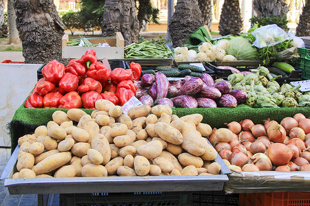 生态市场摊位出售的蔬菜