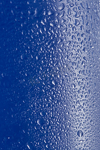 蓝色玻璃上的水滴