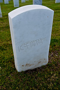 白色大理石军事风格墓碑或墓碑