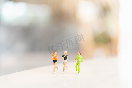 运动跑步背景摄影照片_微型人跑步、健康和运动概念。
