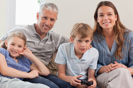 玩电子游戏的家庭