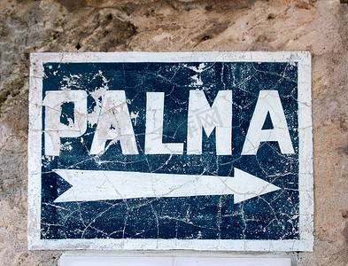 有箭头的年迈的蓝色路标到马略卡岛帕尔马