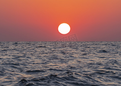 大海上的大太阳日出