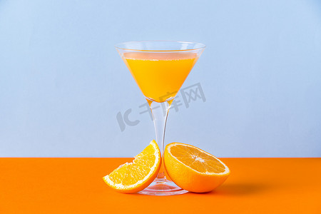 玻璃杯中的新鲜橙汁，底部有一片半