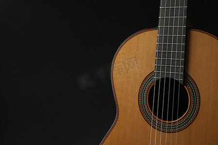深色背景中漂亮的六弦古典吉他，文字空间