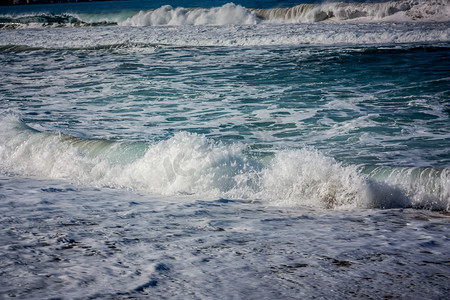 门外没人摄影照片_蒙特雷湾的巨浪