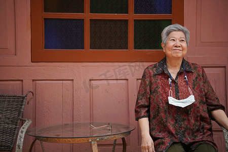 亚洲老年妇女老年女性在阳台露台上放松休息。