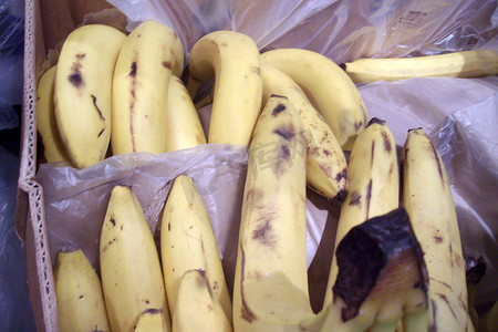 商店里盒子里有斑点的变质香蕉