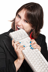 沮丧的女人吃键盘