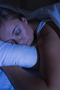 枕头摄影照片_美丽的女人晚上睡觉