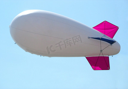 气球蓝天摄影照片_在蓝天的白色飞艇