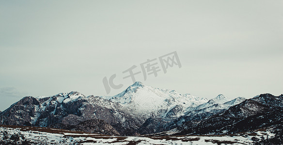 欧洲山峰的整个雪山全景