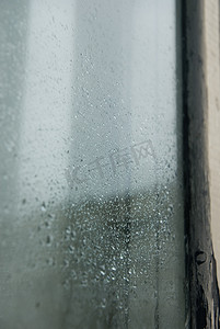 下雨的窗户摄影照片_窗户和雨