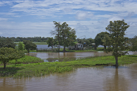 亚马逊河景，河边的印第安人村庄，巴西，南美洲
