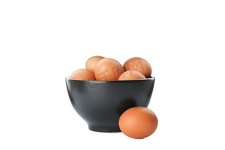 白色背景中碗里的生鸡蛋很少