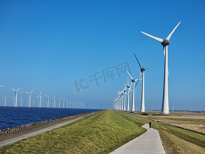 风媒摄影照片_Ijsselmeer Nehterlands 湖边的风车村工业风车