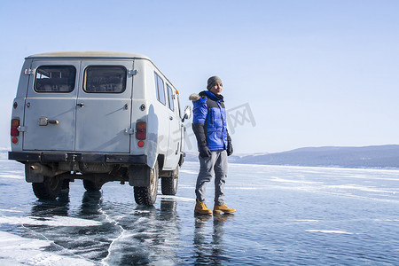 俄罗斯结冰湖上的车和人