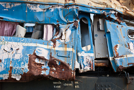 机器损坏摄影照片_从火车站带走的坠毁或损坏的火车残骸