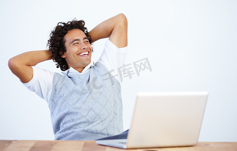 放松，笔记本电脑和商人在完成一项孤立在白色背景和办公桌中的任务后大笑。