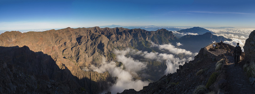 从西班牙加那利群岛拉帕尔马岛 Roque de los Muchachos 山顶的 viepoint 欣赏 Caldera de Taburiente 火山口的全景