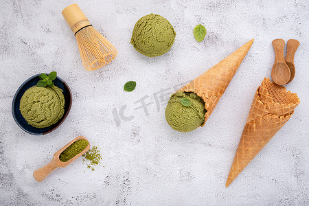 抹茶绿茶冰淇淋配华夫蛋筒和薄荷叶套装