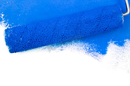 刷蓝色油漆摄影照片_蓝色画笔描边和油漆滚筒
