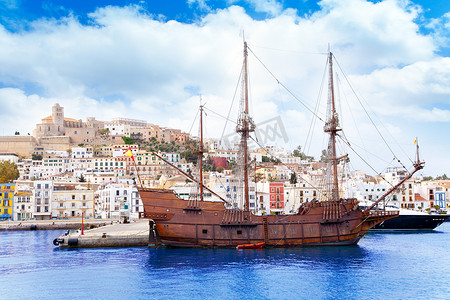 古老木船摄影照片_Eivissa ibiza 镇与古老的经典木船