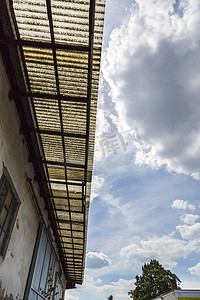 有生锈的建筑的老波状的聚碳酸酯纤维屋顶
